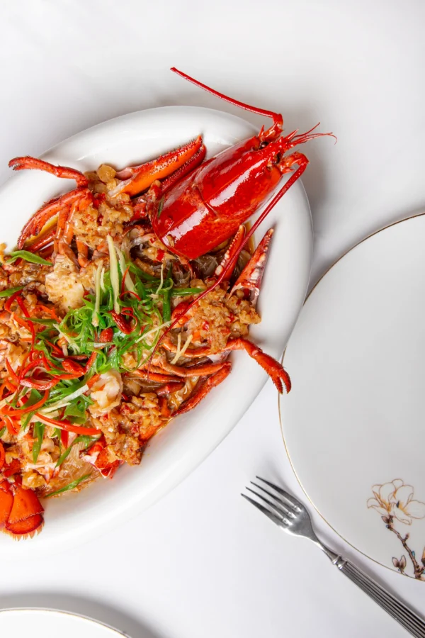 Bogavante al vapor con ajo, cebolleta y guindilla fresca